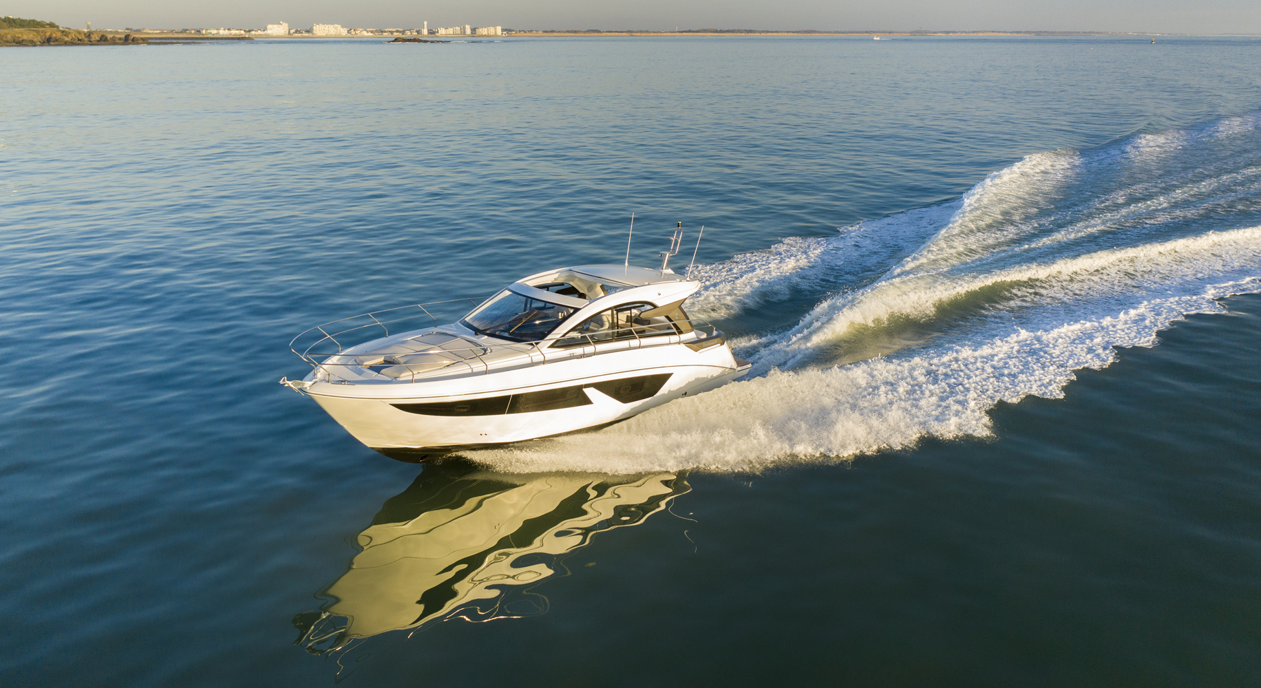 Small luxury boats Beneteau Gran Turismo 41